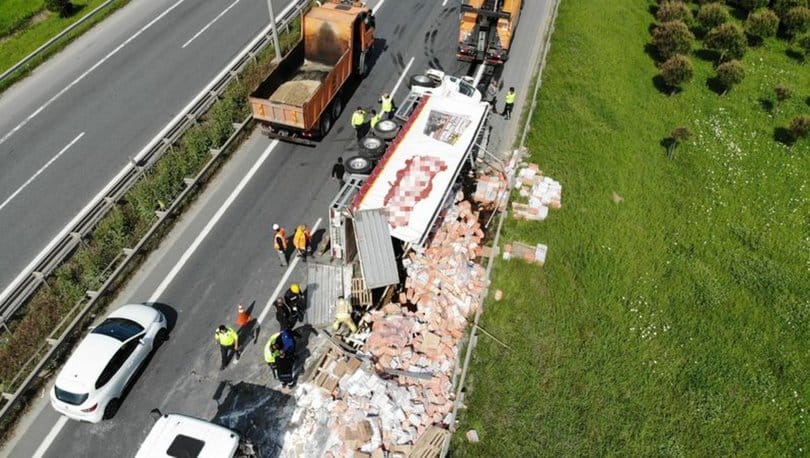 TEM'de Tır Devrildi Yol Trafiğe Kapalı!