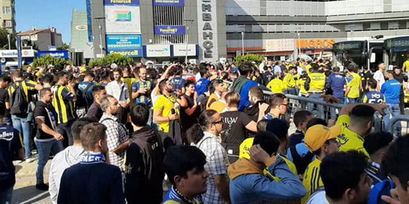 Fenerbahçe Taraftarı Galatasaray Forması Yaktı!