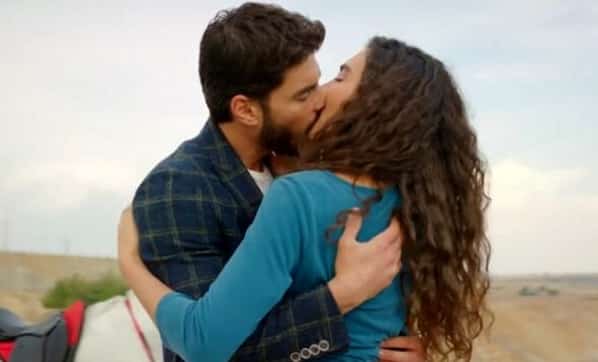 1 Dakika Boyunca Öpüştüler!