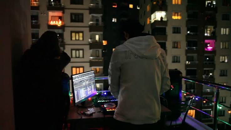 DJ Mahalleliyi Balkondan Eğlendirdi