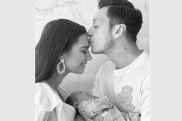 Özil Çiftinden Güzel Haber!