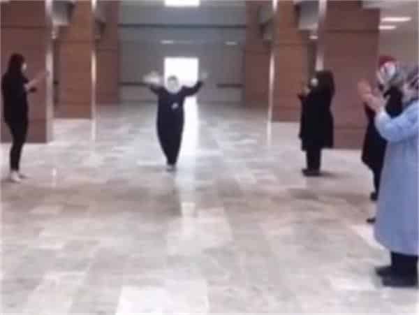 Hastaneden Dans Ederek Çıktı