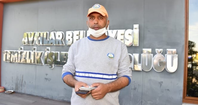 Temizlik Görevlisinden Örnek Davranış