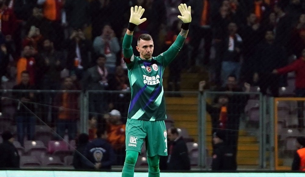 Fernando Muslera 6-8 Ay Sahalardan Uzak Kalacak!