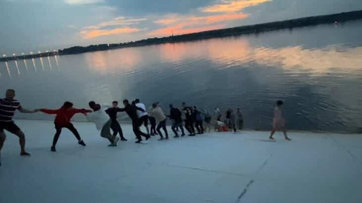 Boğulmak Üzere Olan Kişiler İnsan Zinciriyle Kurtarıldı!