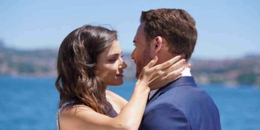 Öpüşme Sahnesi Gündem Oldu!