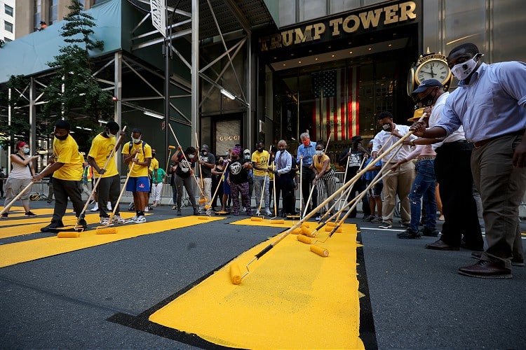 Trump Binasının Önüne Büyük Harflerle Siyahilerin Hayatı Önemlidir Yazıldı