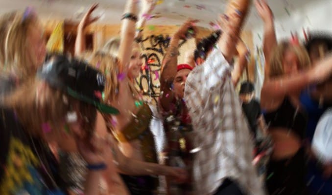 Los Angeles'da Parti Düzenleyen Evlerin Elektrik Ve Suyu Kesilecek