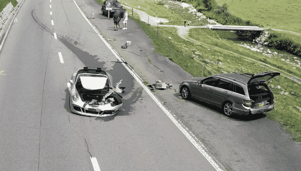 Bugatti Chiron ve Porsche 911 Cabriolet Kafa Kafaya Çarpıştı!