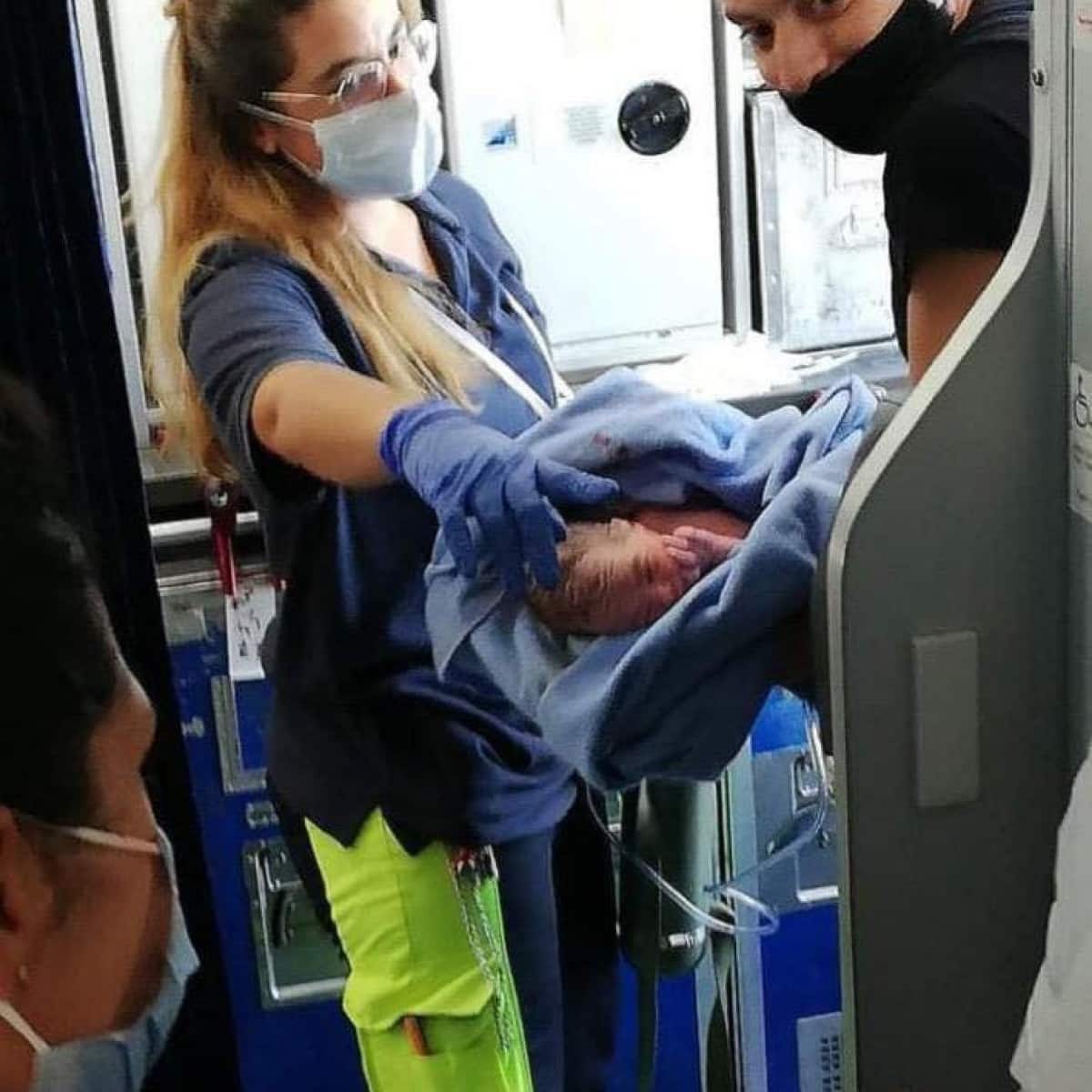 Uçakta Doğan Bebeğe Ömür Boyu Ücretsiz Uçak Bileti Sözü