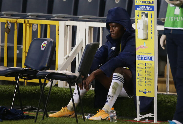 Fenerbahçe’ye Samatta’dan Kötü Haber!