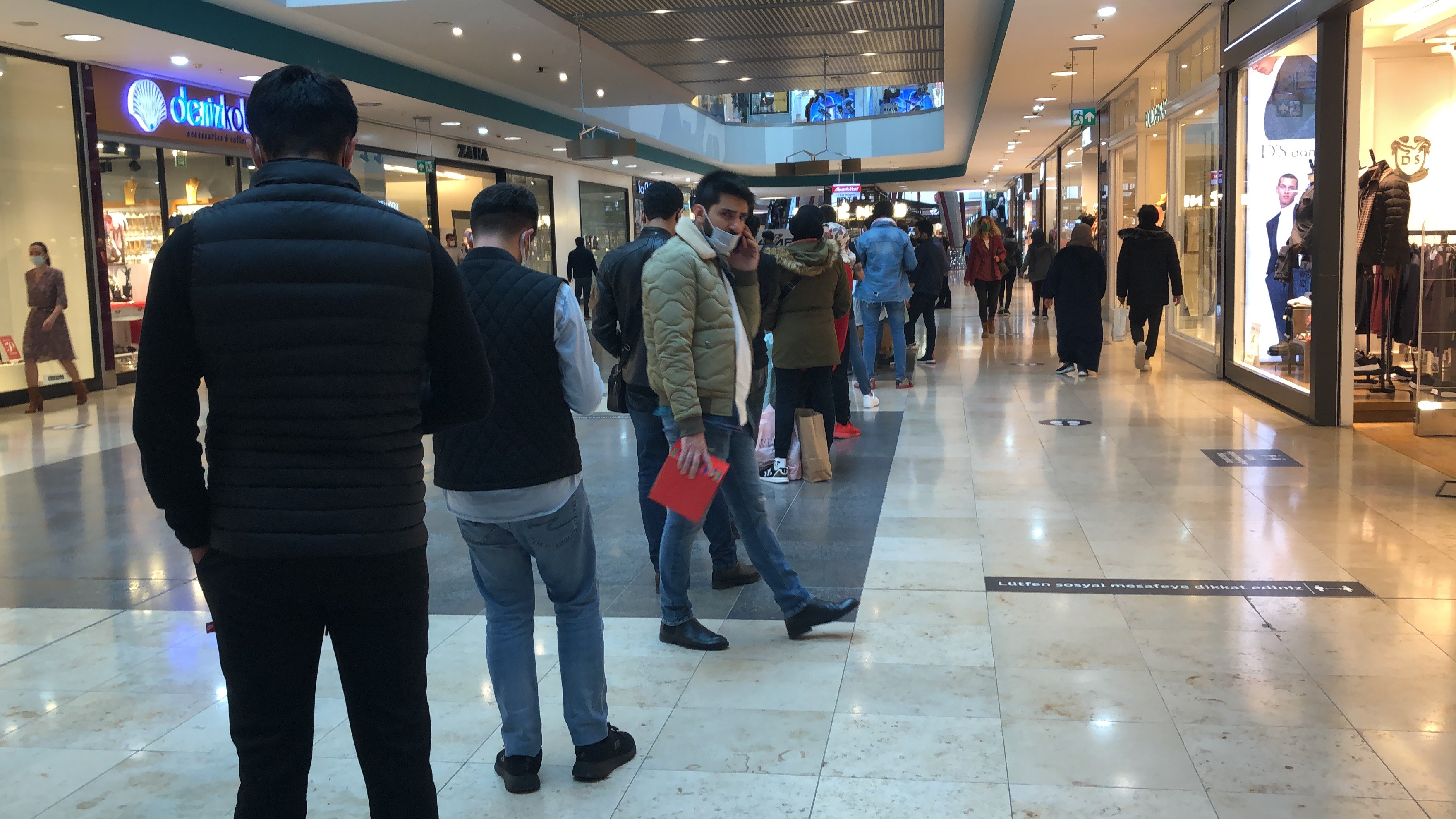 İndirimler Pandemiyi Unutturdu!