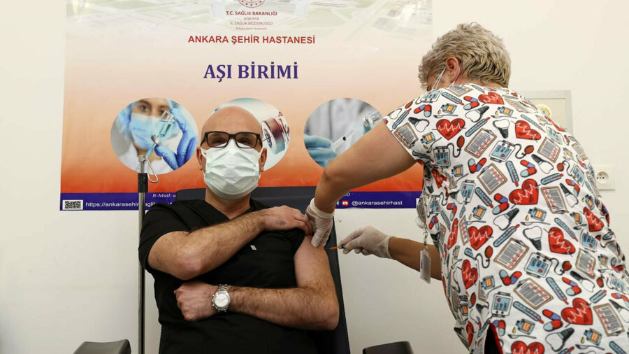 Bilim Kurulu Üyesi Aşının İlk Yan Etkisini Açıkladı