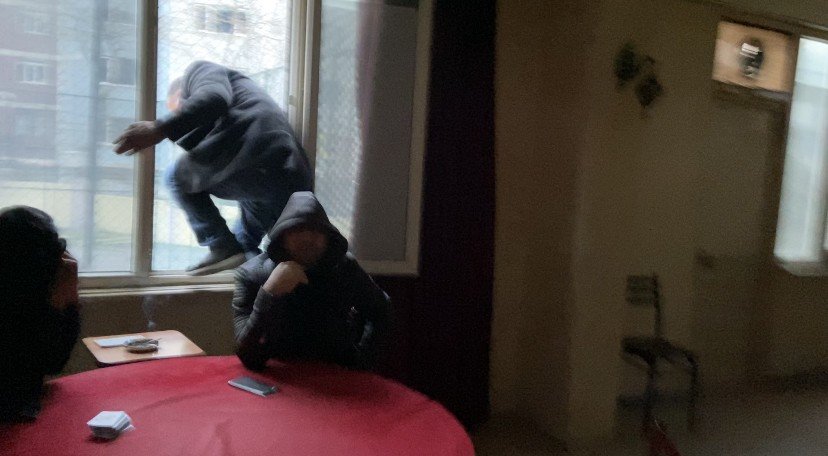 Kıraathane Baskınında Okey Bağımlıları Pencereden Atladı!