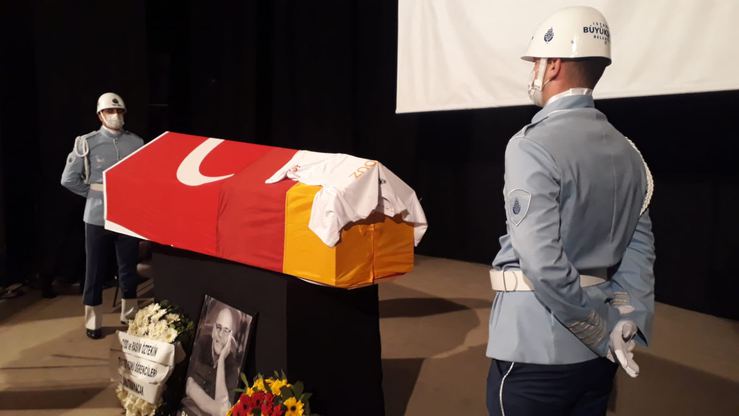 Rasim Öztekin Gözyaşları İçinde Son Yolculuğuna Uğurlanıyor  