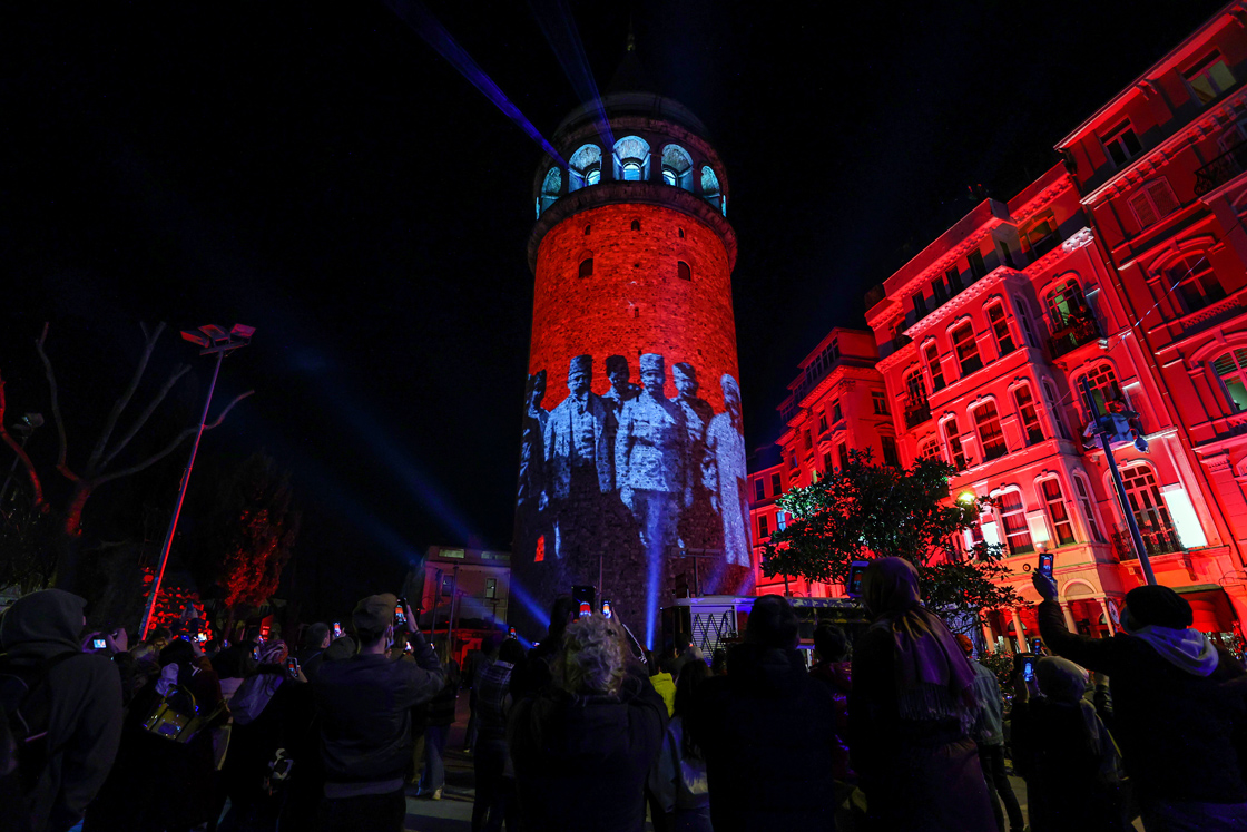 Galata Kulesi’nde Muhteşem İstiklal Marşı Gösterisi
