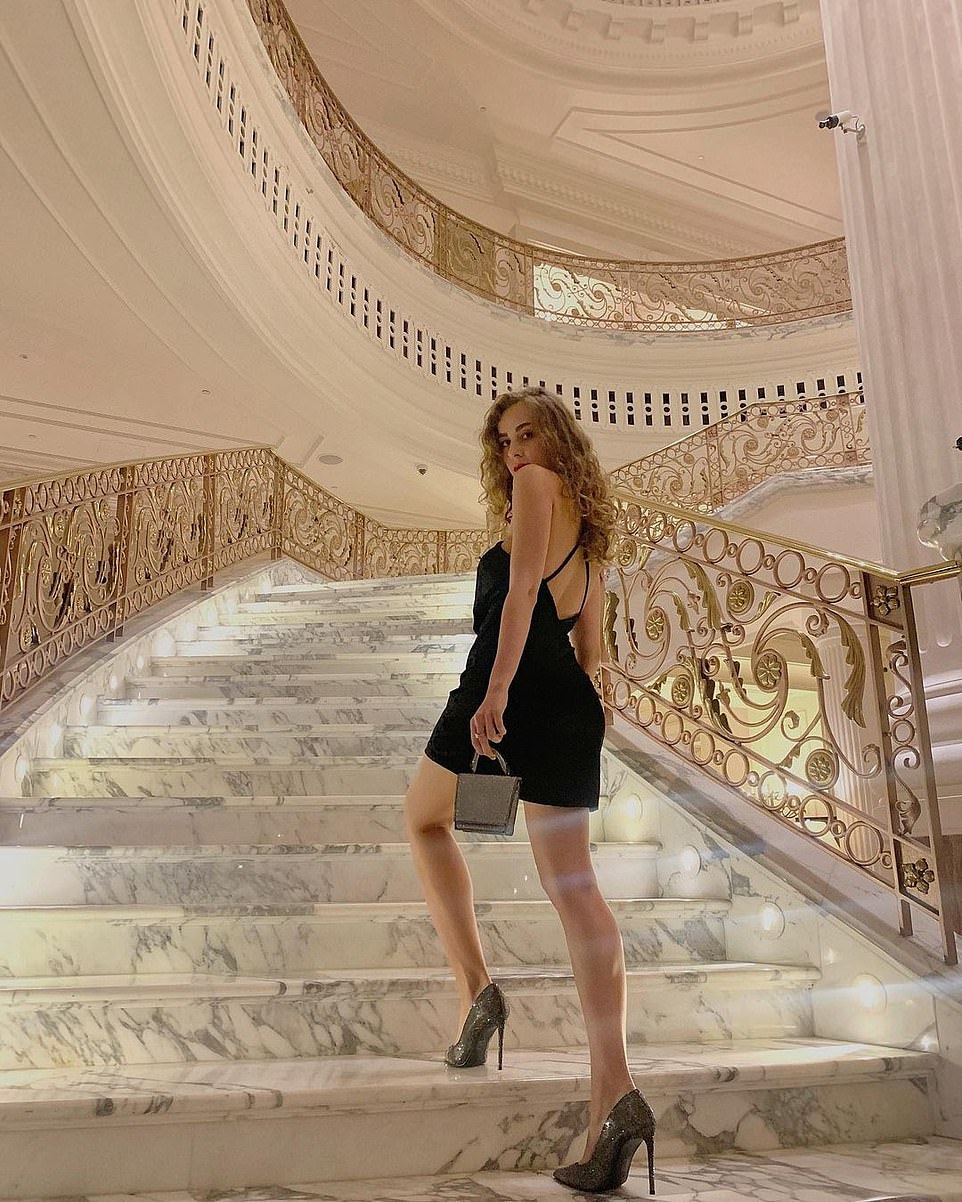 Ablasının Porno Oyuncusu Olduğunu O Detaydan Fark Etti!