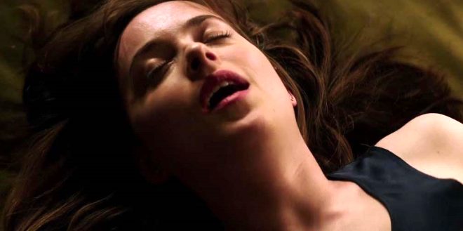 Dakota Johnson Fantezi Oyuncağını Tanıttı!