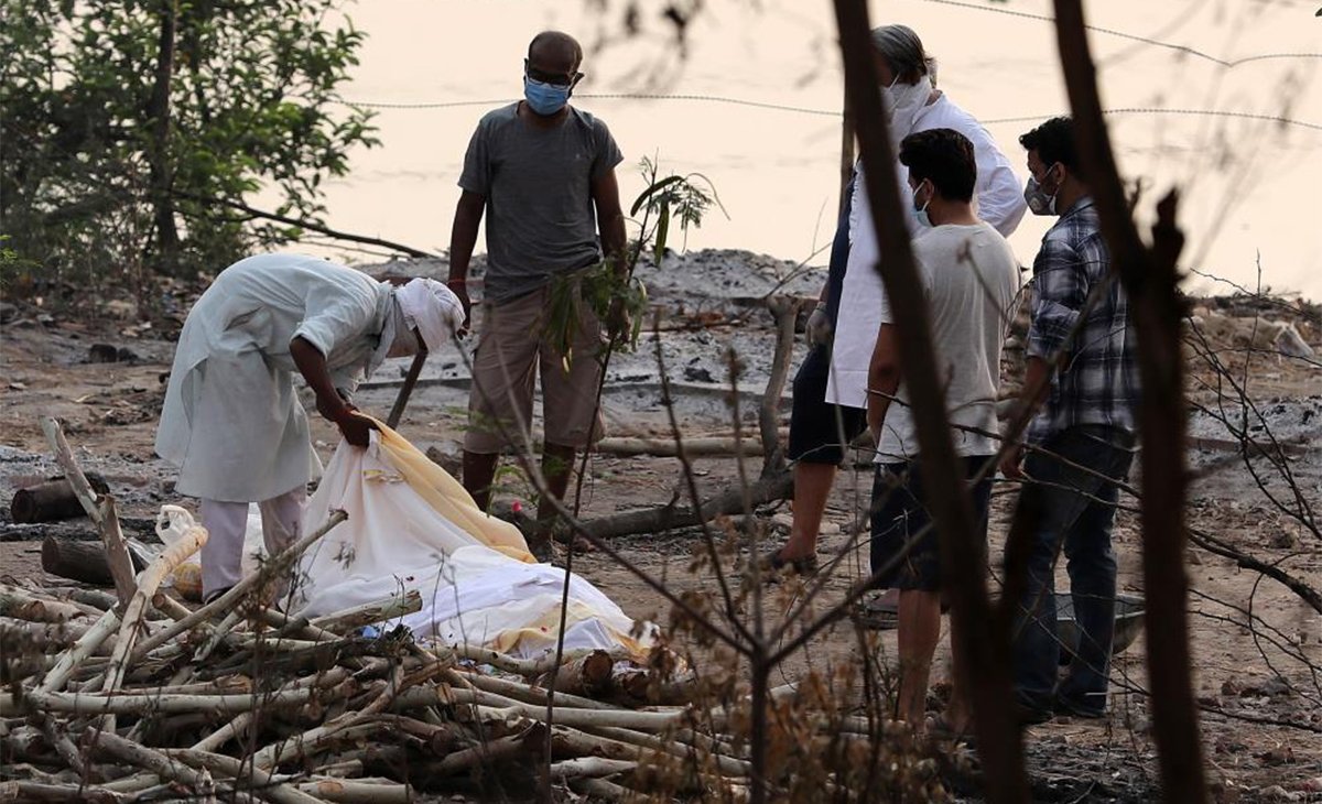 Hindistan’da Cesetler Ganj Nehri’nden Toplanıyor!