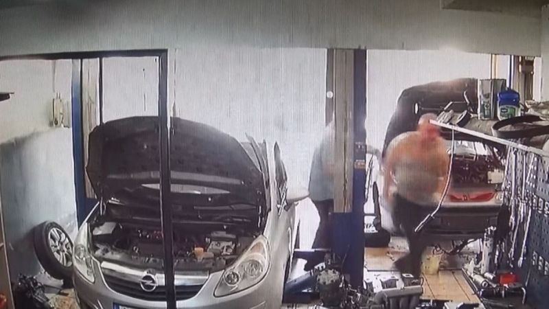 Otomobil Hararet Yaptı, Kaput Ustanın Yüzüne Patladı!