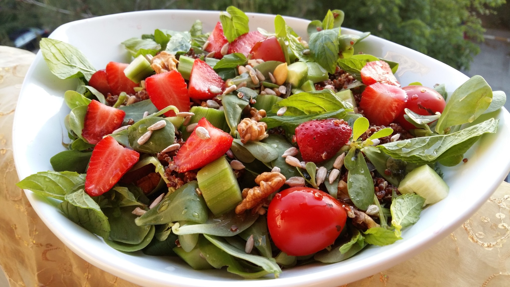 Yaz Sofralarınızı Renklendirecek Bir Tarif: Çilekli Semizotu Salatası