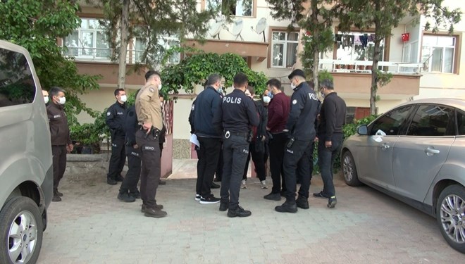 Eşini Boynundan Bıçaklayarak Katletti!