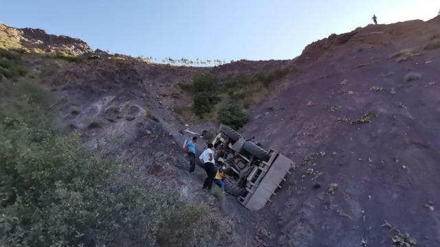 İş Makinesinin Freni Patladı, Uçurumdan Yuvarlandı!