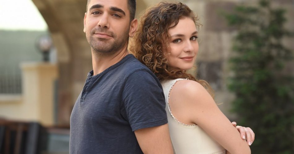 Kadir Doğulu'nun Rol Arkadaşıyla Samimi Görüntüleri Kafaları Karıştırdı