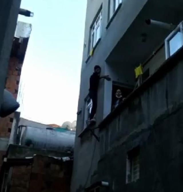Pencerede Mahsur Kalan Hırsız Bina Sahiplerine Yalvardı!