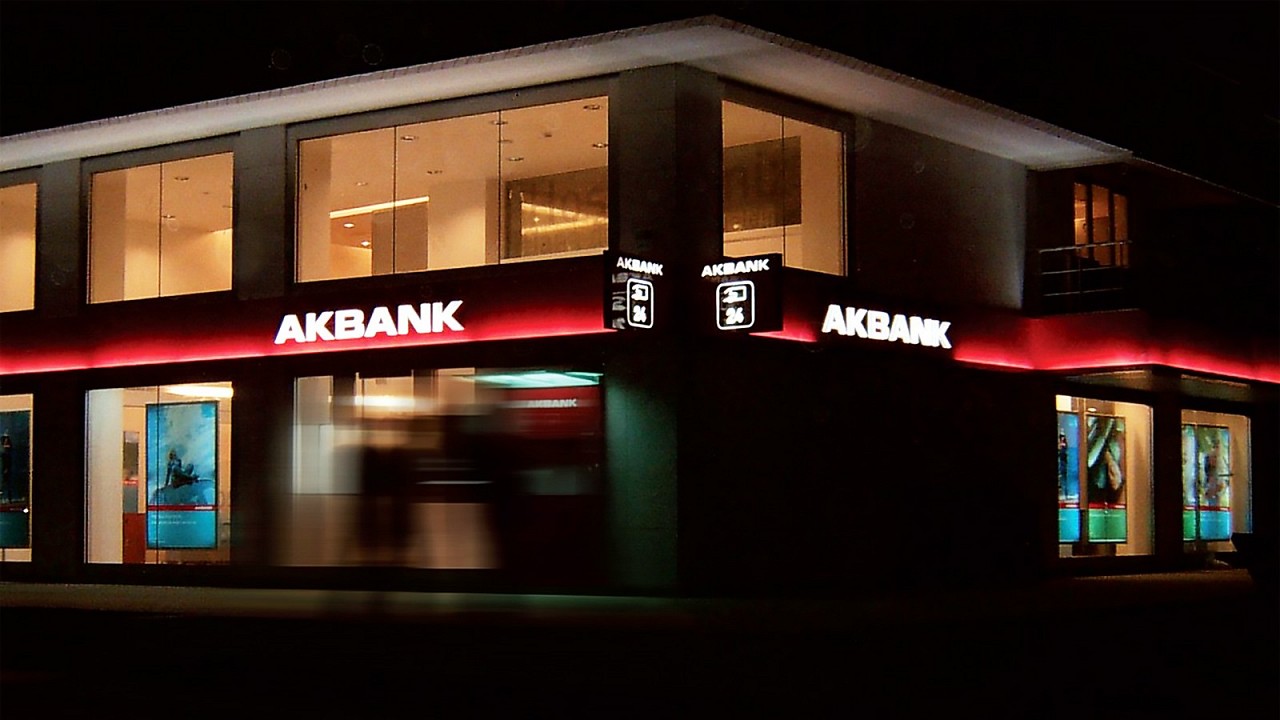 Akbank Çöktü! Müşteriler Hiçbir İşlem Yapamıyor
