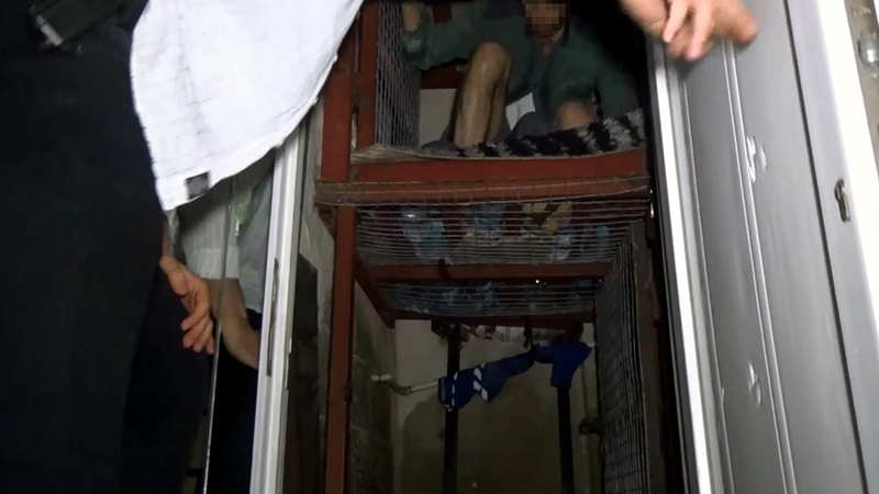 1 Aydır Kafese Hapsedilen İki Kişi Kurtarıldı!