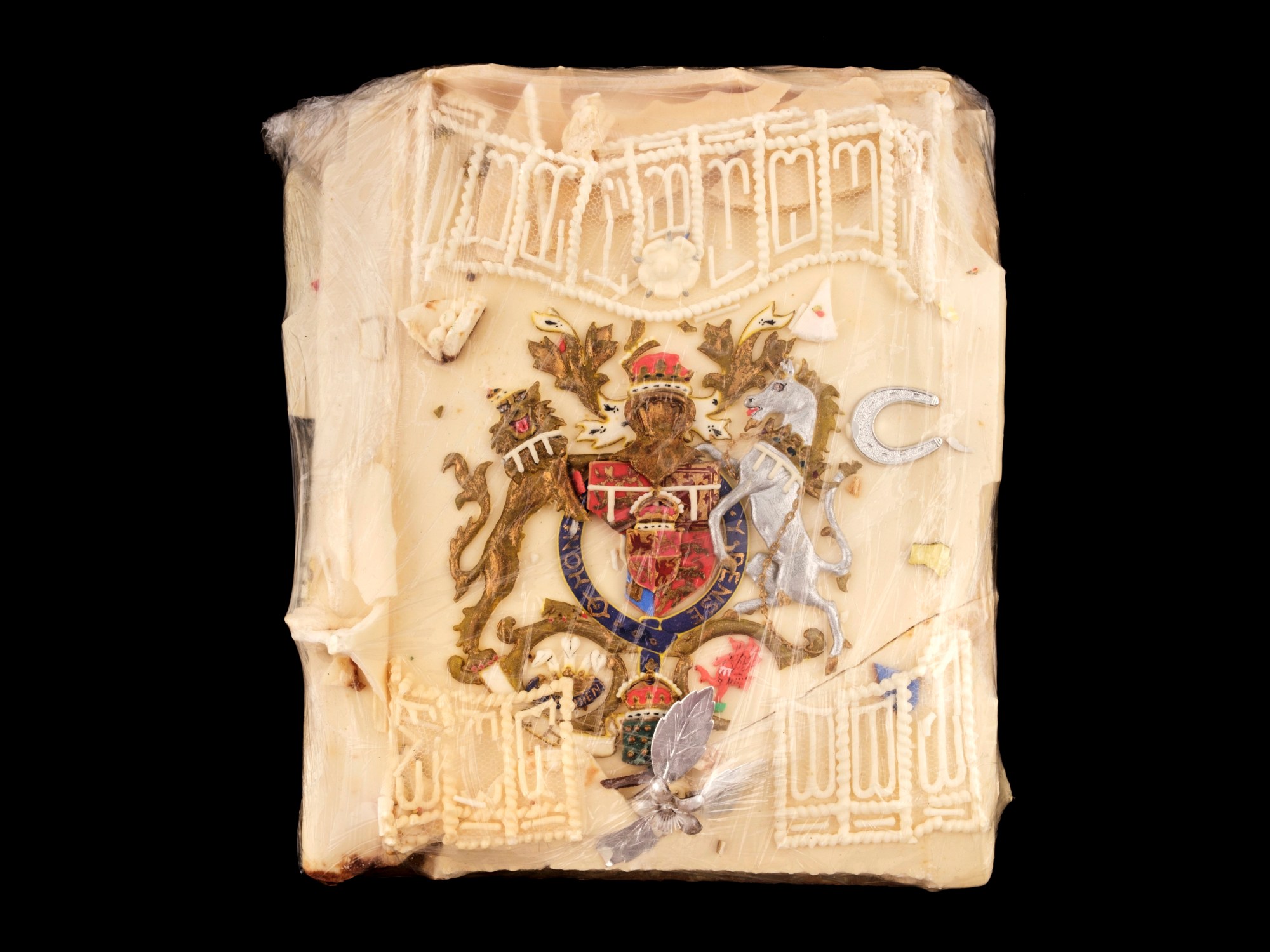 40 Yıllık Düğün Pastası Bin 850 Sterline Alıcı Buldu