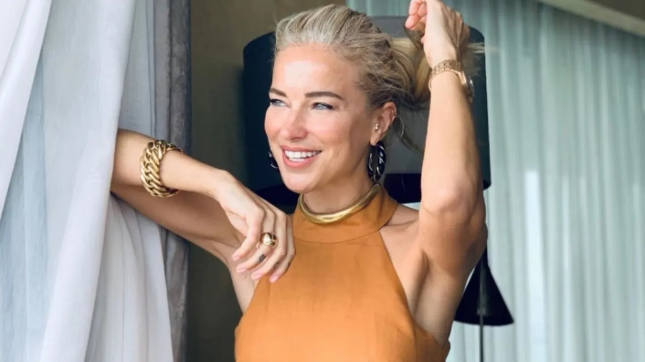 Afet Bölgesine Giden Burcu Esmersoy Sırtında Koli Taşıdı!