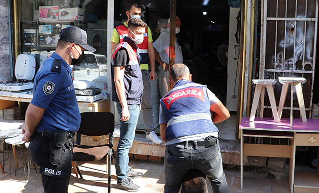 Liselerin Arasında Mağaza Görünümlü Uyuşturucu Tuzağı!