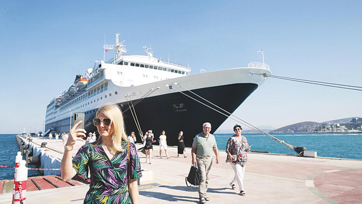 Yüzen Oteller Kuşadası Esnafının Yüzünü Güldürdü