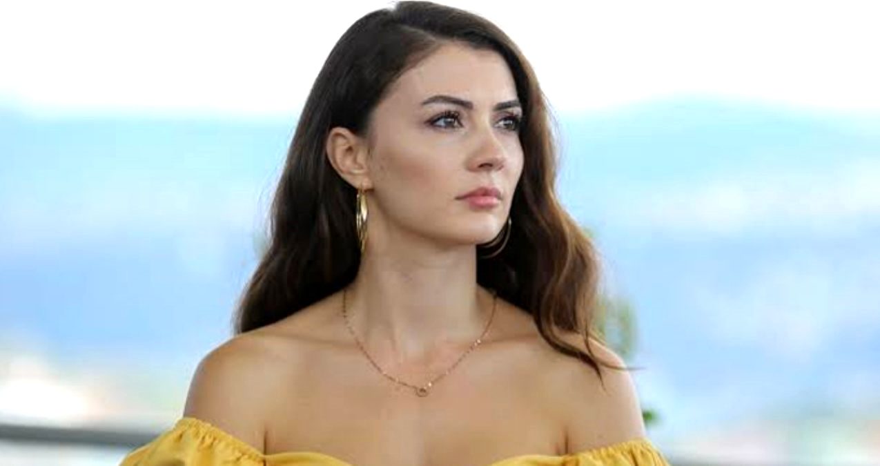 Burcu Özberk’in Dekolteli Pozlarına Beğeni Yağmuru