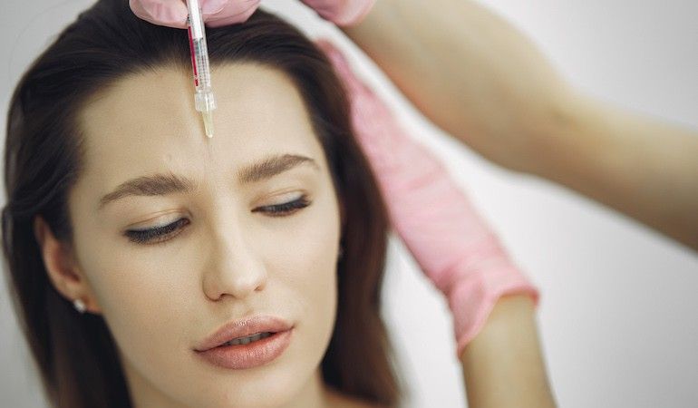 İngiltereli Gençler Artık Botoks ve Dudak Dolgusu Yapamayacak