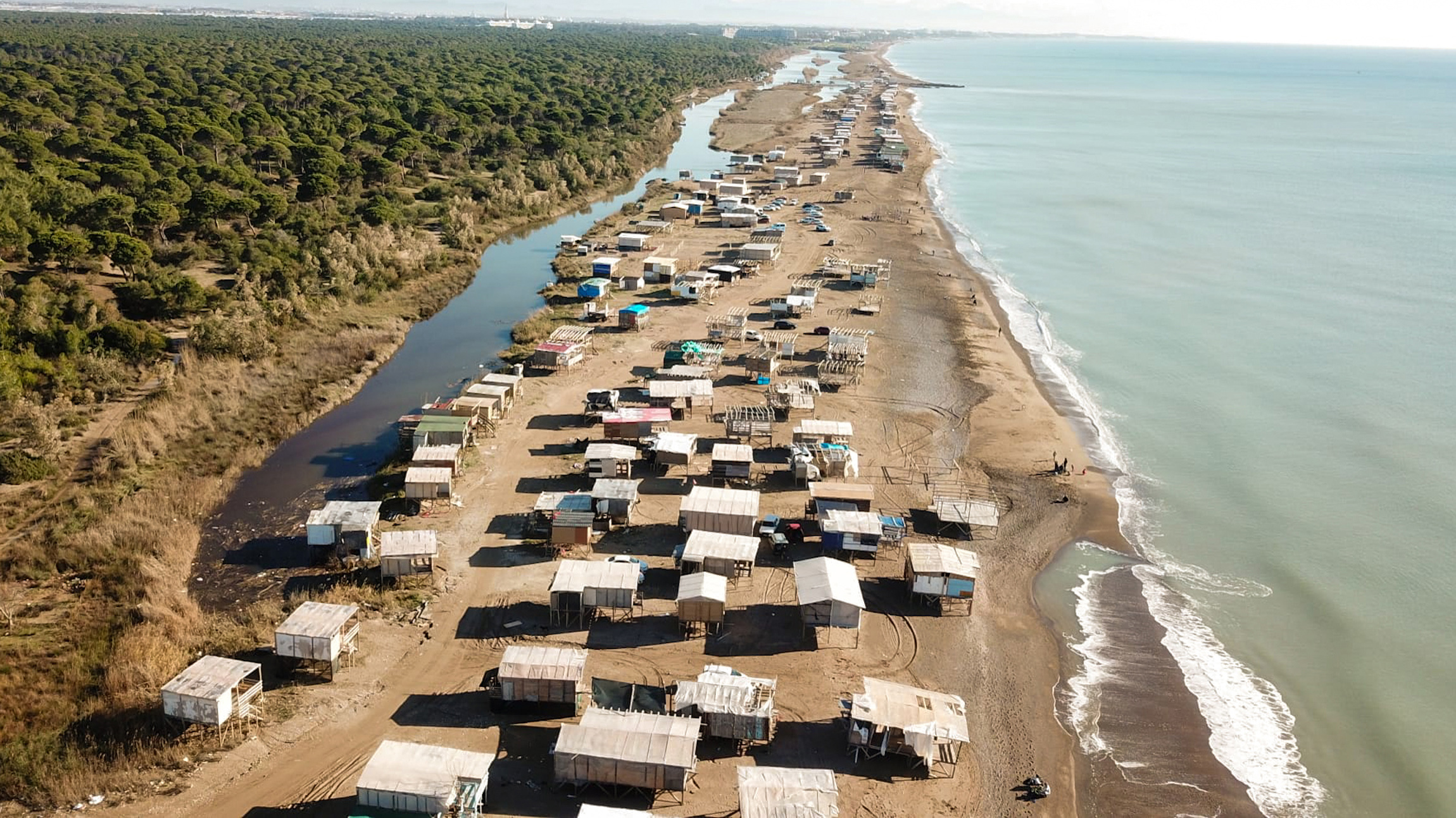 Caretta Carettaların Yuvalama Alanına Yapılan Barakalar Yıkılıyor