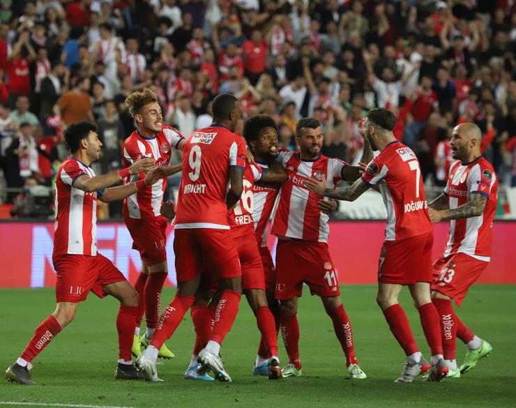 Antalyaspor Dolu Dizgin!