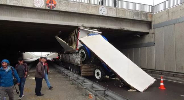 Niğde’de TIR Üst Geçide Sıkıştı