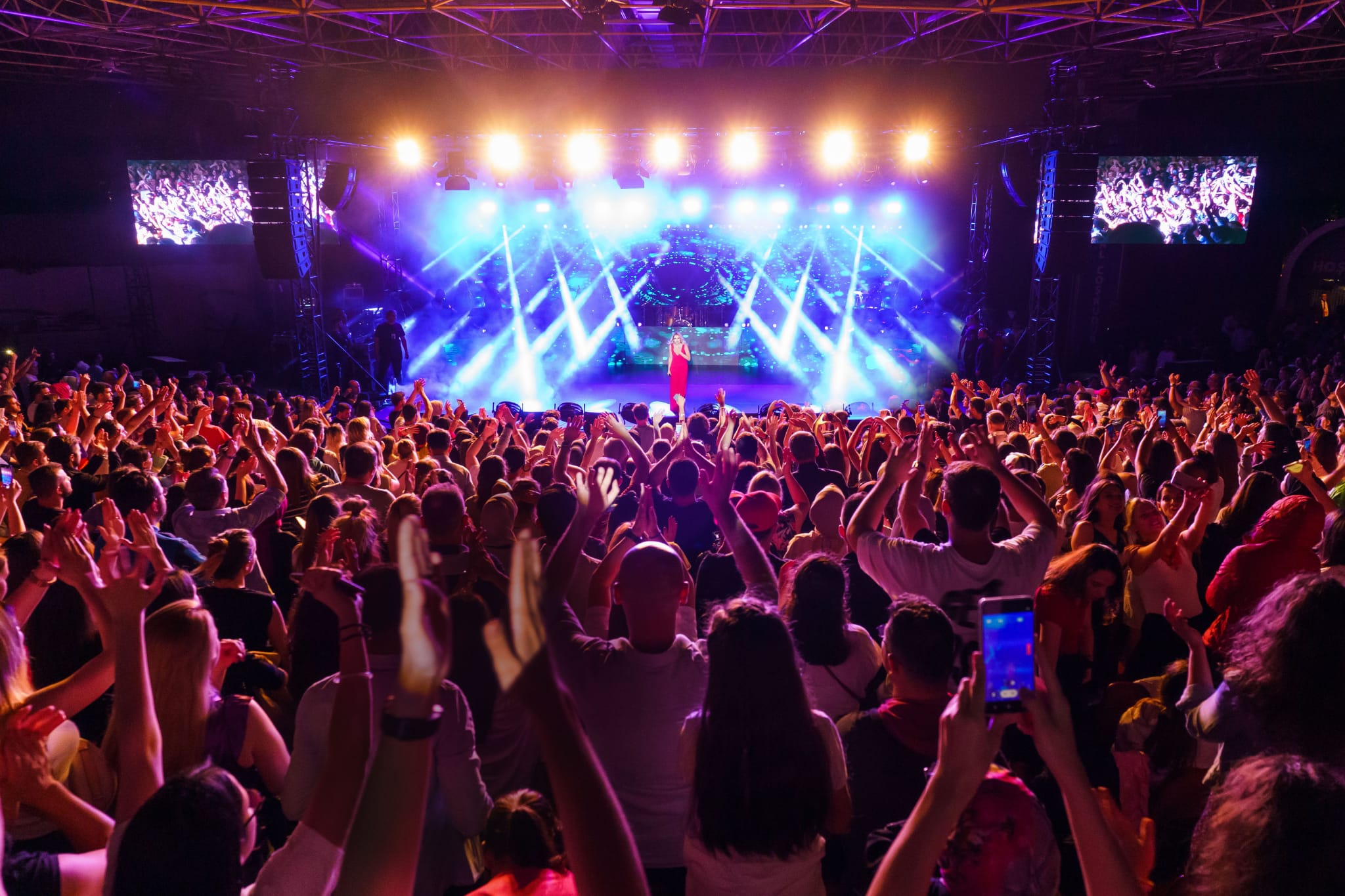 Yeni Evli Hadise Kapandıkça Kapanıyor