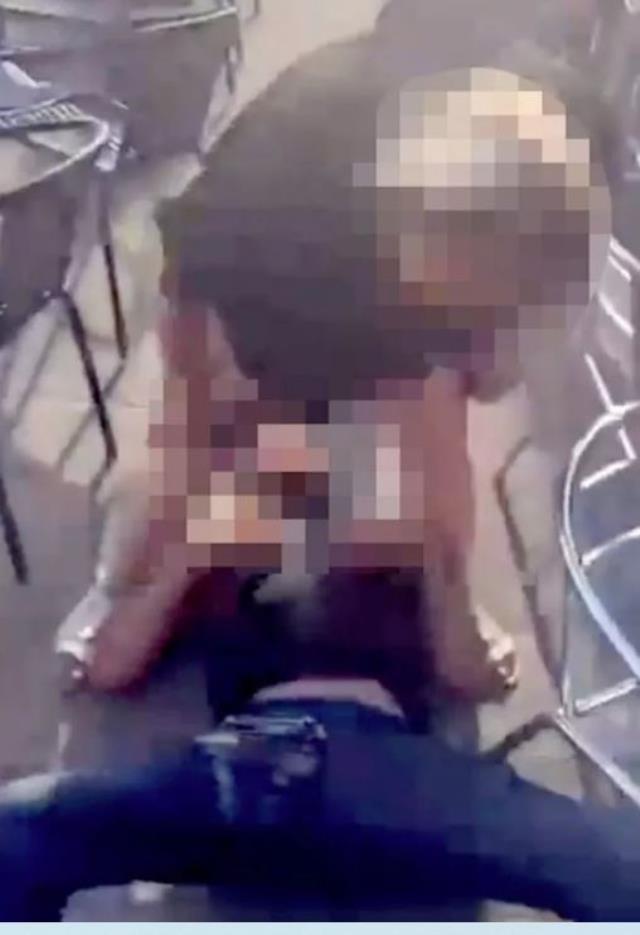 Bir Anda İç Çamaşırını Çıkarınca Polis Olaya Müdahale Etti