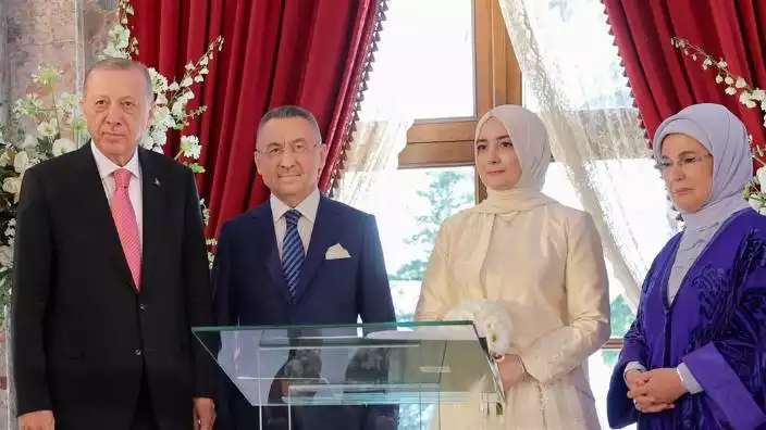 Cumhurbaşkanı Yardımcısı Fuat Oktay ve Hümeyra Şahin dünyaevine girdi. Oktay'ın en mutlu günü..