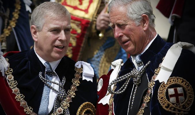 Kraliçe Henüz Hayattayken Taht Oyunları Başlamış!