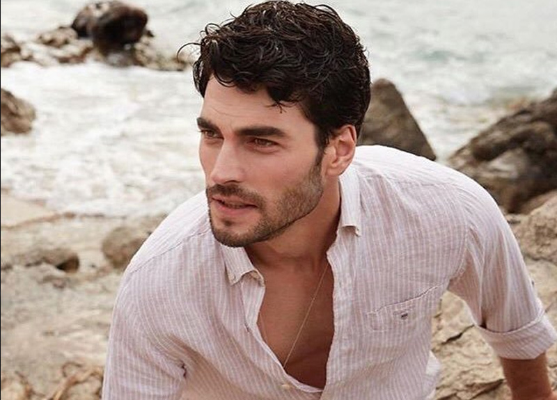 Akın Akınözü Kimdir? Akın Akınözü Kaç Yaşında?