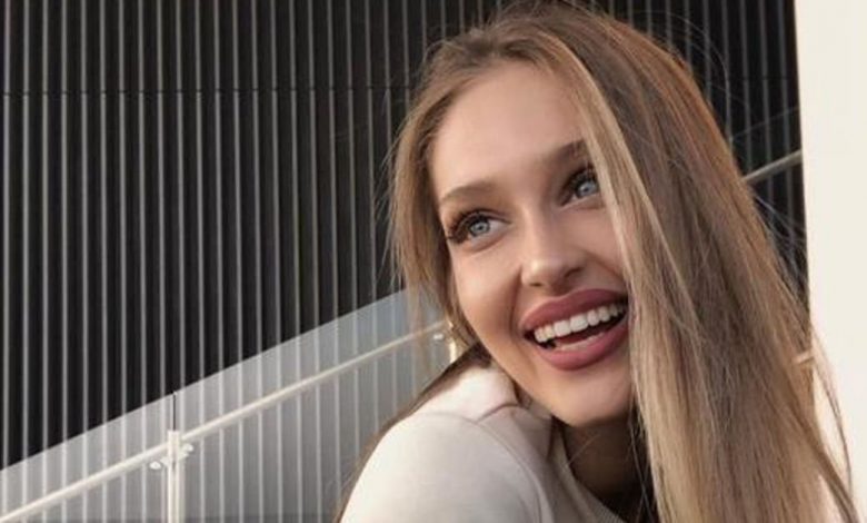 Mina Ceran Güzelliği ve Cesur Dekoltesiyle Baş Döndürdü