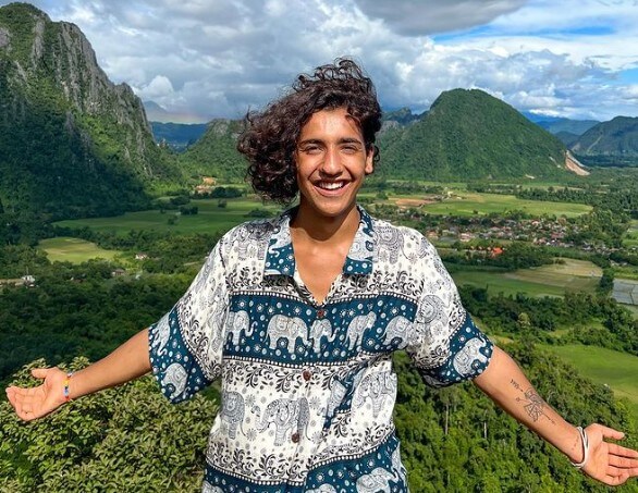 Sokaklarda Çiçek Satıyordu, Şimdi Dünyayı Geziyor!