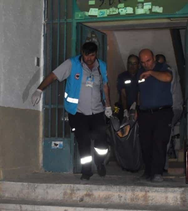 Eşinin Kafasına Keserle Vurarak Öldürdü!