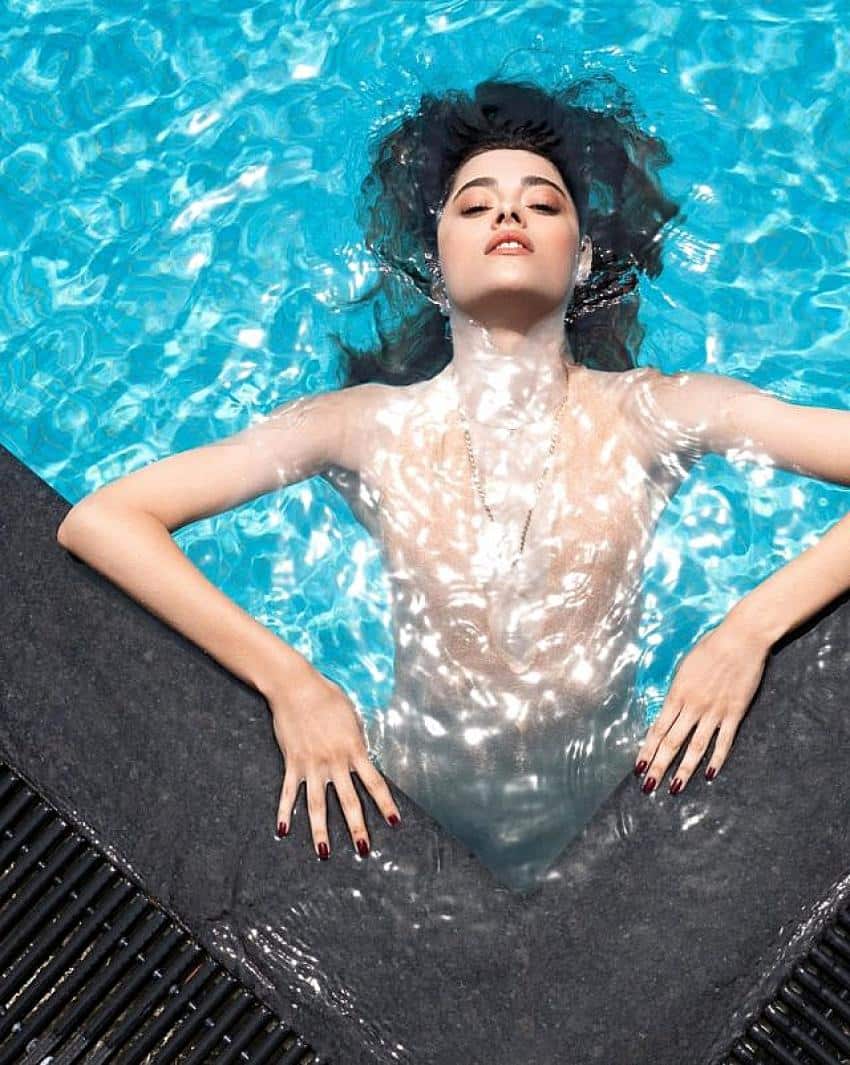 Simay Barlas Mini Şortuyla Nefes Kesti!