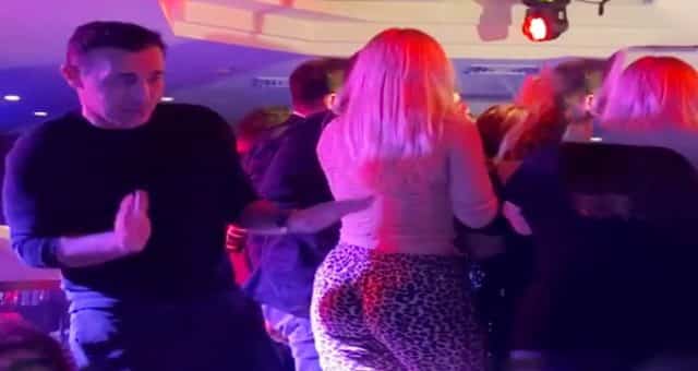 Mustafa Sandal'ın Aleyna'ya Karşı Hareketleri Merak Uyandırdı!